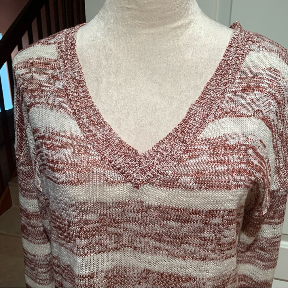 WILLOW‎ & WIND.  Off white/red v-neck striped knit top. High/low. Long sl…